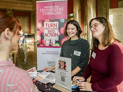 Gespräch an einem Stand