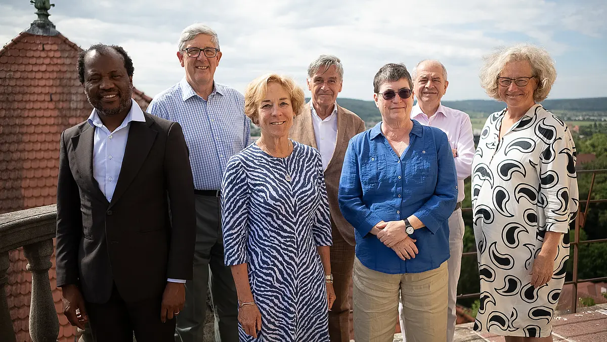Die Mitglieder des International Advisory Board bei ihrem Besuch in Tübingen: Prof. Dr. Zeblon Vilakazi, Prof. Dr. Christopher F. Higgins, Prof. Dr. Pamela Schirmeister, Prof. Dr. Sijbolt Norda, Prof. Dr. Janet Hering, Prof. Dr. Antonio Loprieno und Prof. Dr. Eva Åkesson (von links)