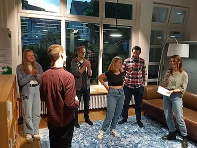 [Translate to Englisch:] Bild der SlammerInnen bei der Nacht der Nachhaltigkeit in Tübingen 2023