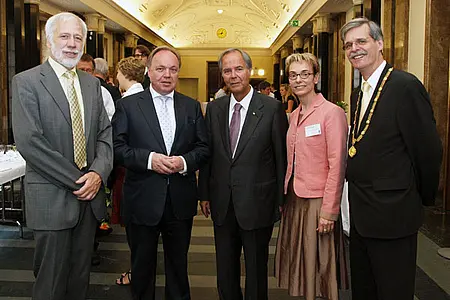 Von links nach rechts: Prorektor Professor Dr. Herbert Müther, Prorektor Professor Dr. Heinz-Dieter Assmann, Intendant a. D. Professor Dr. h. c. Dieter Stolte, Leiterin Hochschulkommunikation Myriam Hönig, Rektor Professor Dr. Bernd Engler