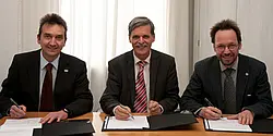 Die Partner bei der Unterzeichnung der Commitment-Vereinbarung (v.l.n.r.): Prof. Dr. Peter Gratwohl, stellvertretender Dekan der Mathematisch-Naturwissenschaftlichen Fakultät, Rektor Prof. Dr. Bernd Engler, Prof. Dr. Olaf Cirpka, Fachbereichssprecher Geo