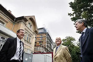 Professor Dr. Friedrich W. Hesse, Professor Dr. Karl-Ulrich Mayer (Präsident der Leibniz-Gemeinschaft) und Rektor Professor Dr. Bernd Engler (von links). Foto: Anne Faden