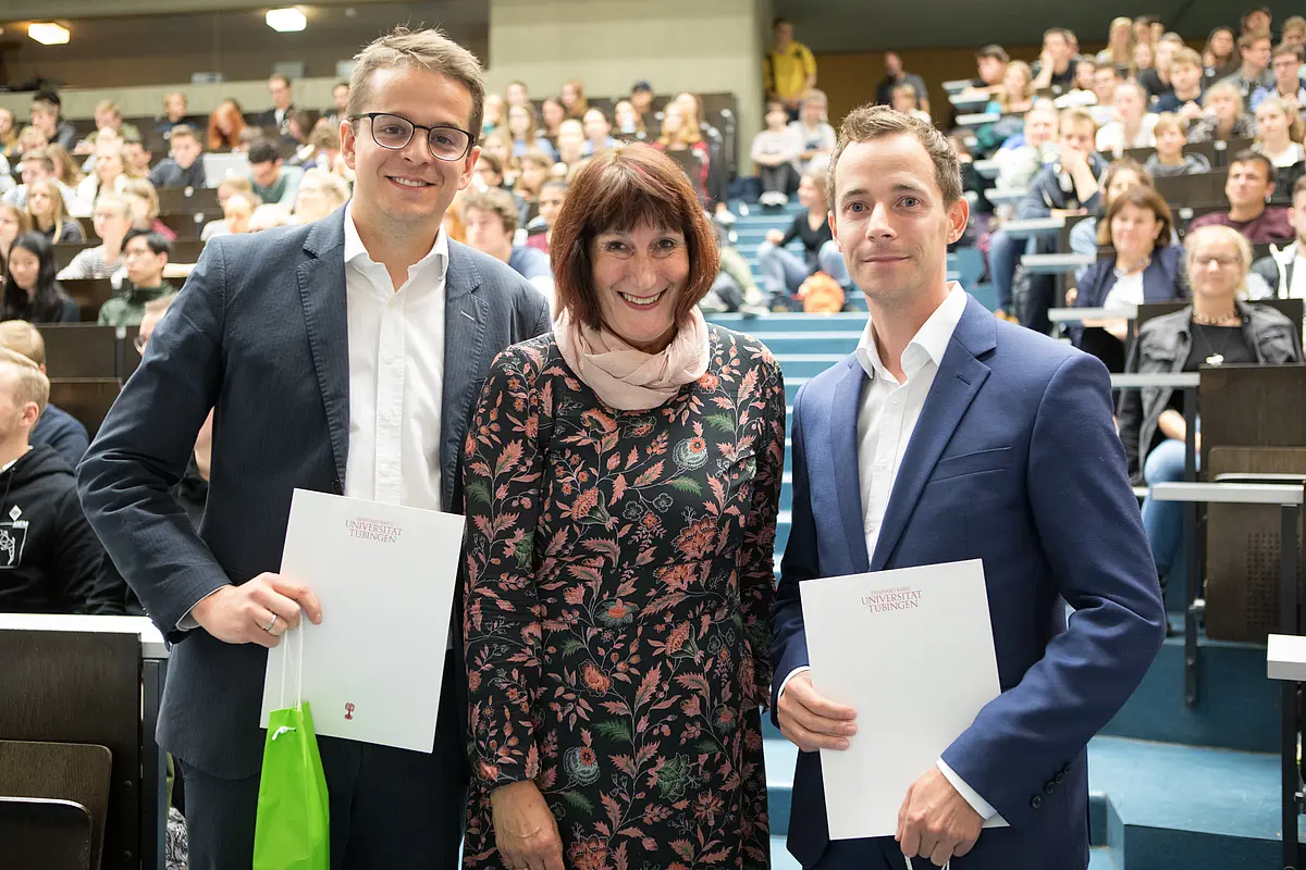 Prorektorin Prof. Karin Amos mit den beiden Lehrpreisträgern Johannes Bleher (links) und PD Dr. Thomas Dimpfl (rechts).