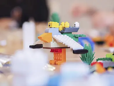 Vogelartige Figur aus Legosteinen