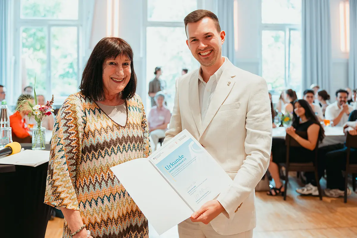 Prof. Dr. Karin Amos, Prorektorin für Lehre und Studium, mit Dr. Alexander Gorskiy (Universitätsbund). 