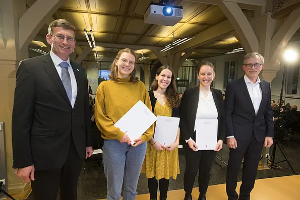 Bachelor-Preitsträgerinnen von links nach rechts: Kanzler Dr. Andreas Rothfuß, Nike Macht, Hanna Disch, Anne Krehl, Prof. Dr. Josef Jochum