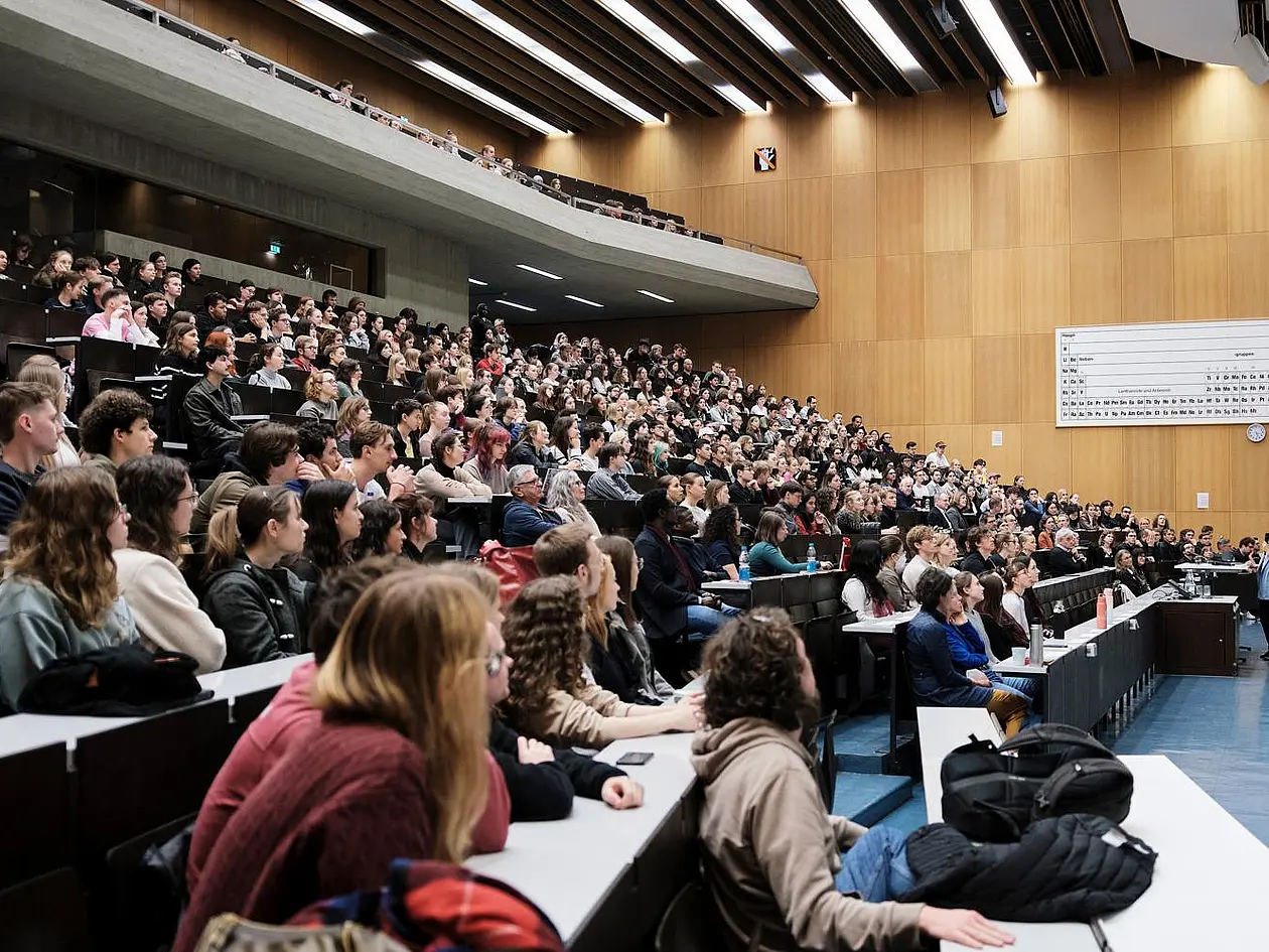 Foto von vollbesetztem Hörsaal