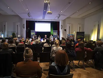 Podium mit Publikum