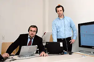 Dr. Christian Hoene und Michael Haun präsentieren das Raumklang-Telekonferenzsystem des Tübinger Spin-off-Unternehmens Sonicon. Foto: Jan Münster
