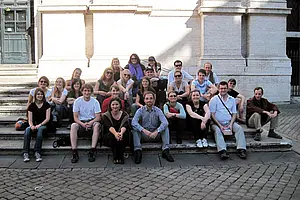 Die Exkursionsgruppe auf den Stufen vor Il Gesù in Rom. Foto: Julia Köhler