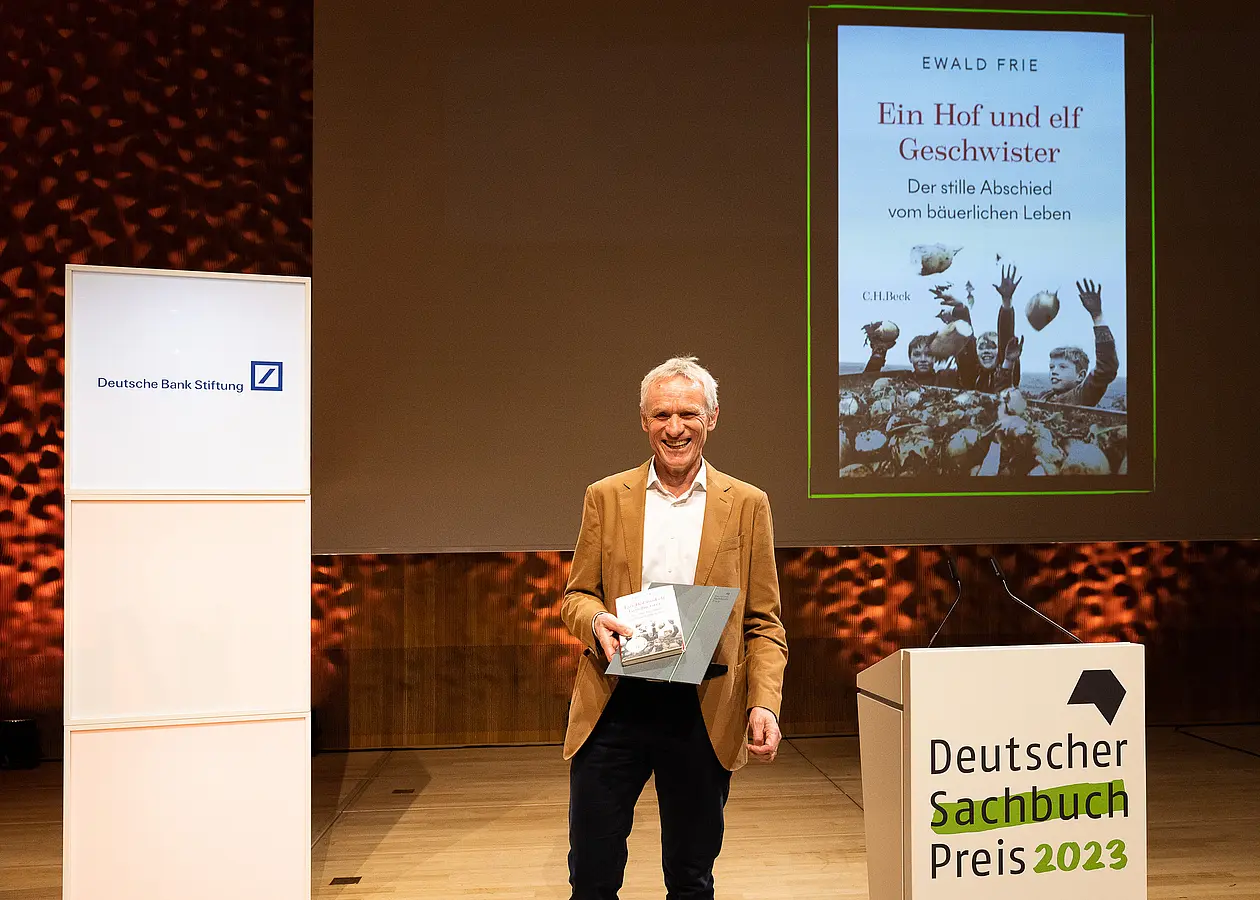 Professor Ewald Frie bei der Preisverleihung des Deutschen Sachbuchpreises 2023