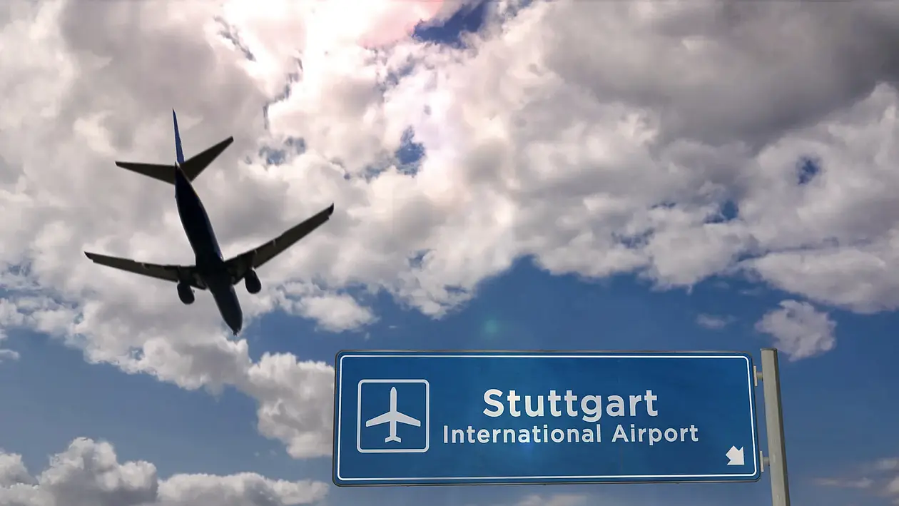 Blauer Himmel mit Wolken, Flugzeug und Autobahnschild