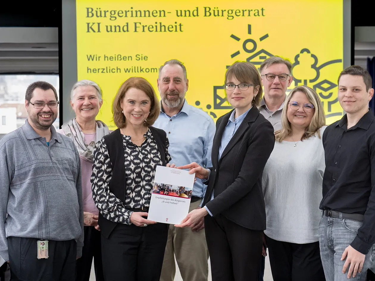 Übergabe der Empfehlungen des Bürgerrates „KI und Freiheit“ an Petra Olschowski, Ministerin für Wissenschaft, Forschung und Kunst des Landes Baden-Württemberg. Von links: Peter Müller, Rektorin Prof. Dr. Dr. h.c. (Dōshisha) Karla Pollmann (Universität Tübingen), Ministerin Petra Olschowski, Götz Kramer, Nathalie Karl, Arthur Zechiel, Jenny Pfister und Robin Schleser.