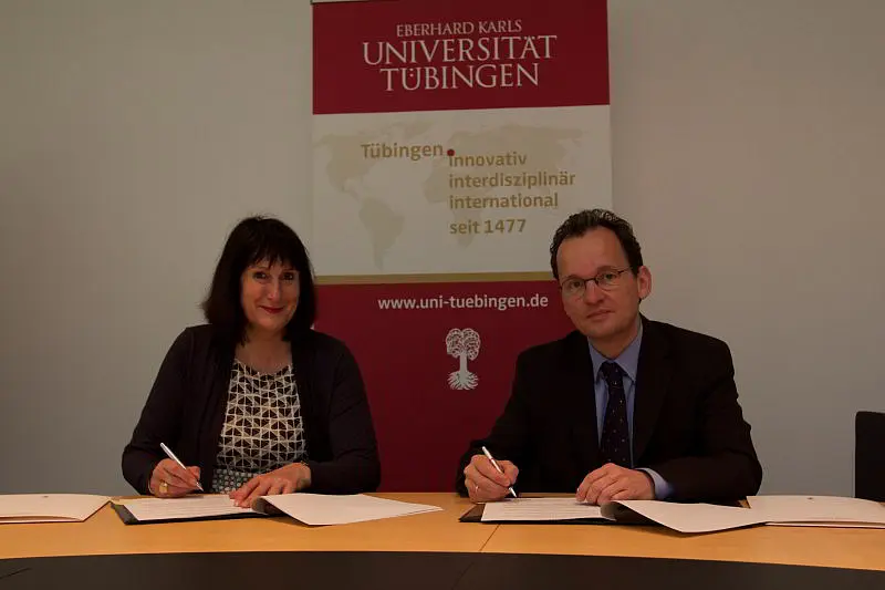 Mit dem neuen Kooperationsvertrag arbeiten Universität und IAW noch enger zusammen: Professorin Dr. Karin Amos (l.), Prorektorin der Universität Tübingen, und Professor Dr. Bernhard Boockmann, Direktor des IAW (rechts), bei der Unterzeichnung. Foto: Fr