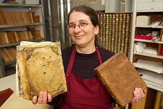 Rachel Dipper, Leiterin der Restaurierungswerkstatt der Universitätsbibliothek Tübingen