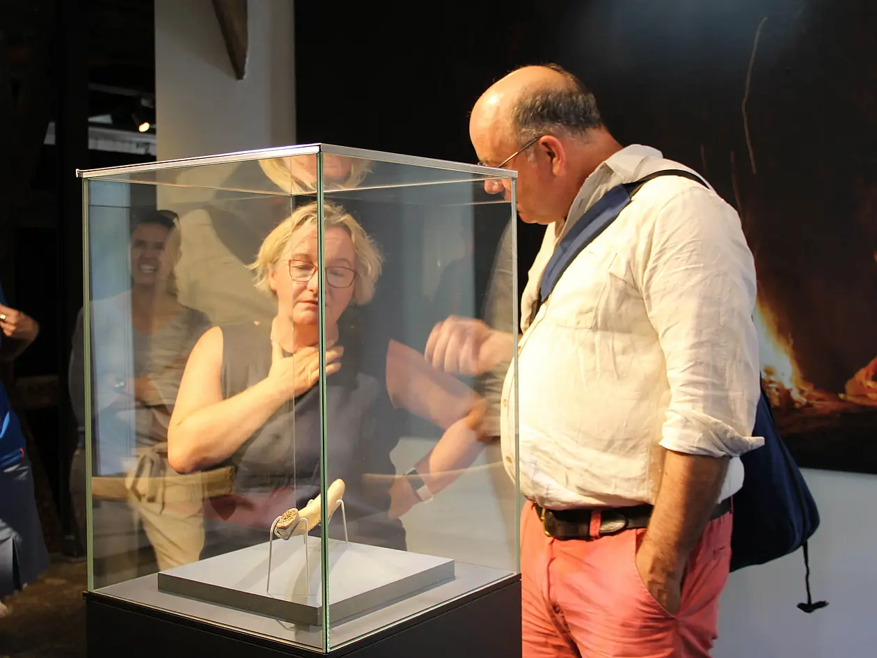 Die baden-württembergische Wissenschaftsministerin Theresia Bauer und Professor Nicholas Conard zu Besuch im im Urgeschichtlichen Museum Blaubeuren