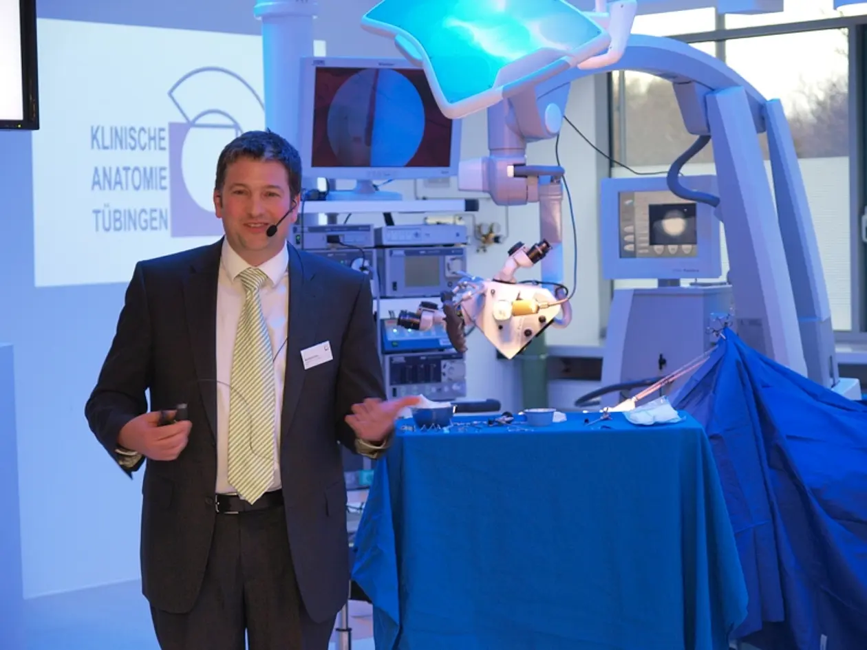  Professor Dr. med. Bernhard Hirt 