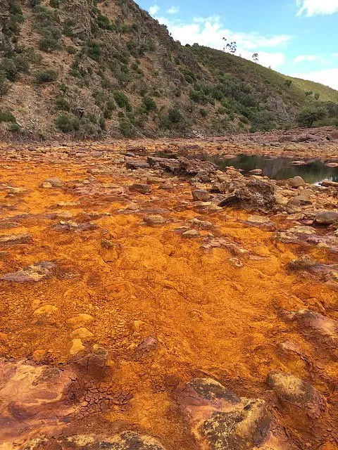 Riverbed with little water and hilly deposits, formed by the activity of various microorganisms.