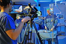 Bei den Live-Operationen der Sectio Chirurgica ist häufig ein Team von 20-30 Personen im Einsatz, vom Hausmeister über die OP-Pfleger, das OP-Team mit Chirurg und Anatom sowie Medizinstudierende an den Kameras.