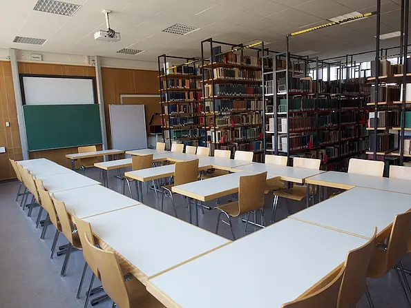 Aufgrund der gestiegenen Studierendenzahlen finden Lehrveranstaltungen inzwischen auch im Quellenraum des Seminars für Neuere Geschichte im 2. Stock statt. 