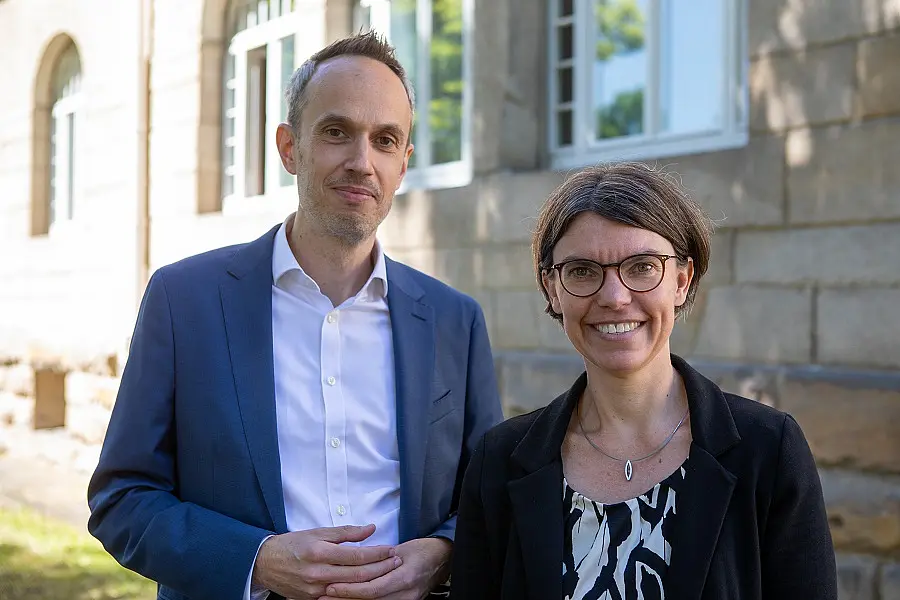 Professor Dominik Papies und Professorin Taiga Brahm