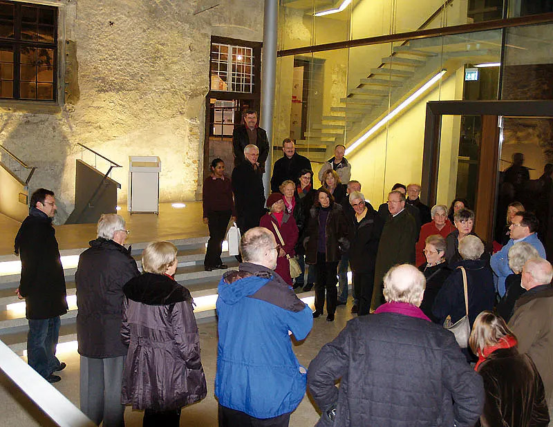 Mitglieder der Alumni-Regionalgruppe Ravensburg im überdachten Hof des Museums Humpis-Quartier in Ravensburg. Foto: privat.