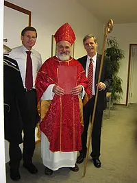 Der Nikolaus zu Besuch an der Universität Tübingen, links Kanzler Dr. Andreas Rothfuß, rechts Rektor Prof. Dr. Bernd Engler