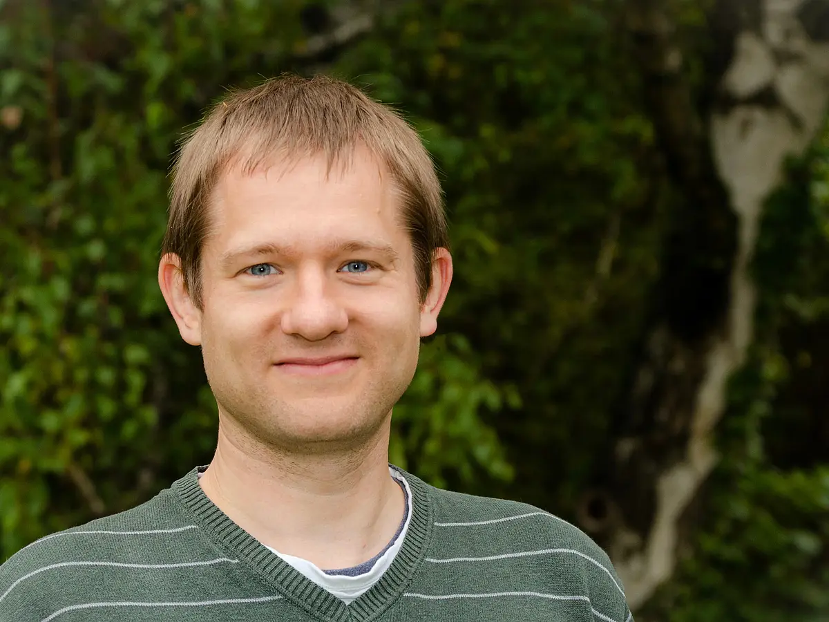 Die Fotographie zeigt Dr. Nils Weitzel