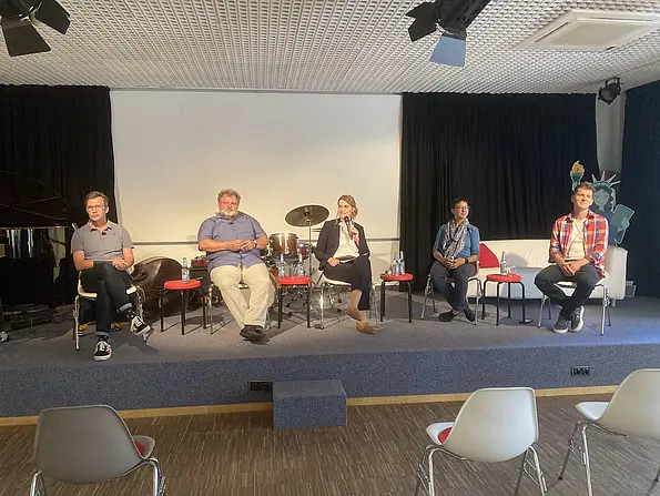 Podiumsdiskussion zum Klimawandel mit Prof. Detlef Weigel, Prof. Thomas Potthast, Moderatorin Janina Dax, Prof. Kira Rehfeld und Prof. Reinhard Drews.