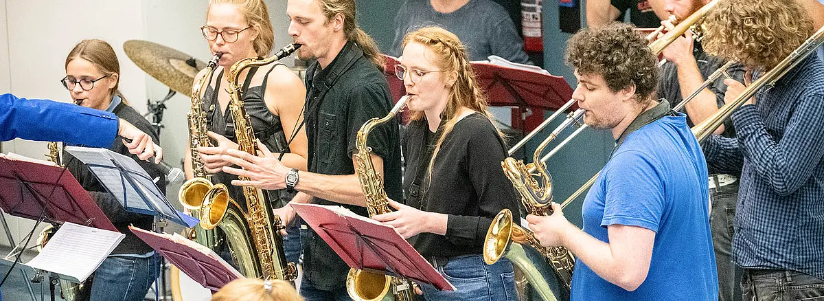 Ein Orchester aus Studierenden auf der Bühne