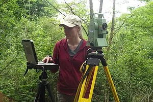 Sarah Rudolf bei der Arbeit mit dem Tachymeter. Foto: Luise Loges