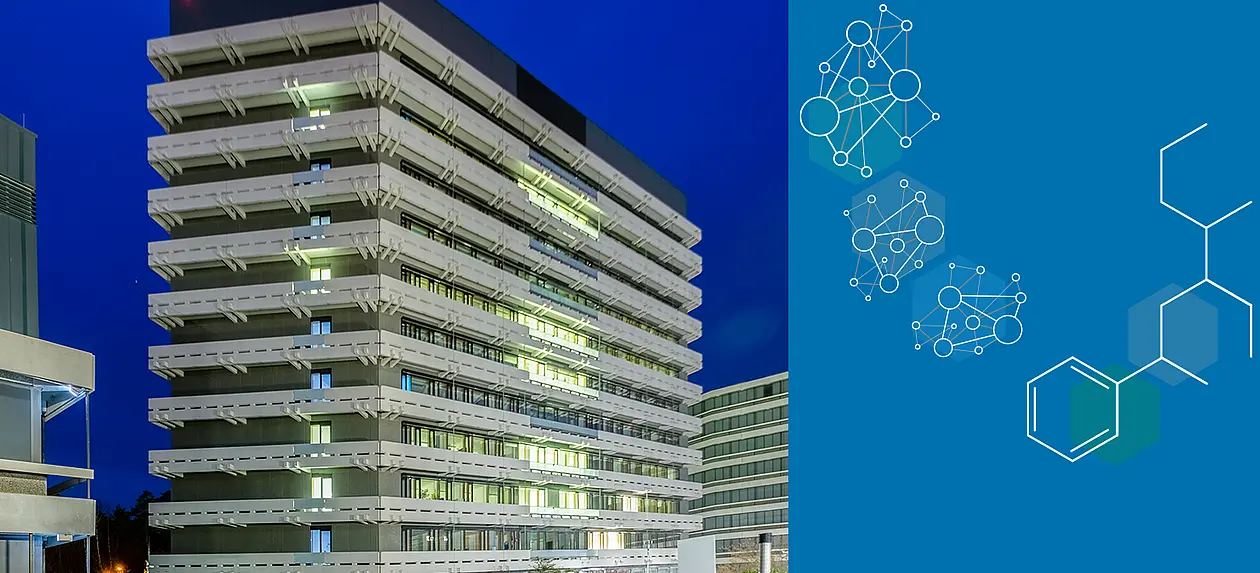 Foto des Gebäudes des Fachbereichs Chemie auf der neuen Morgenstelle bei Nacht. Das Foto wurde auf der rechten Seite erweitert und zeigt illustrative Strukturen aus der organischen und anorganischen Chemie