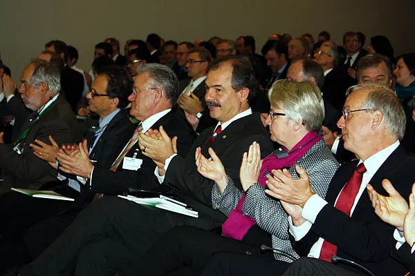 Die Wissenschaftsminister Brasiliens und Deutschlands, Aloízio Mercadante und Annette Schavan, daneben Hans-Jörg Bullinger, Präsident der Fraunhofer Gesellschaft (ganz rechts). Fotos: Gisele Lenz