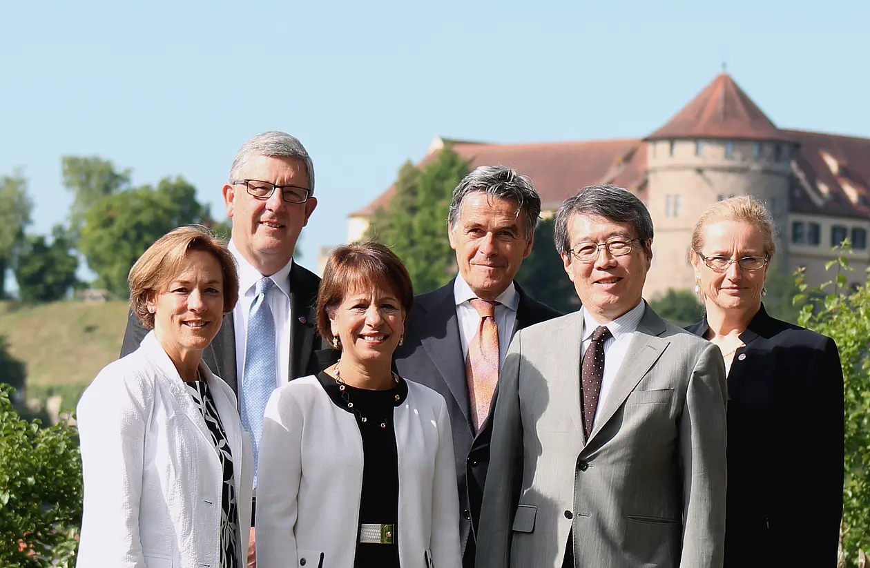 Von links: Prof. Dr. Pamela Schirmeister, Prof. Dr. Christopher F. Higgins, Prof. Dr. Carol L. Folt, Prof. Dr. Sijbolt Noorda, Prof. Dr. Masashi Haneda, Prof. Dr. Eva Åkesson (nicht auf dem Foto: Prof. Dr. Antonio Loprieno). Foto: Mira Keßler/Universität Tübingen