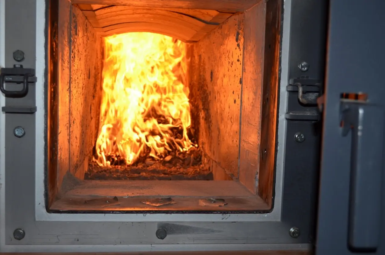 Sichtfenster einer Feuerungsversuchsanlage. Manche Aschen, die bei der Verbrennung entstehen, müssen im Moment aufwendig entsorgt werden, weil Schwermetalle enthalten sind. Foto: Harald Thorwarth