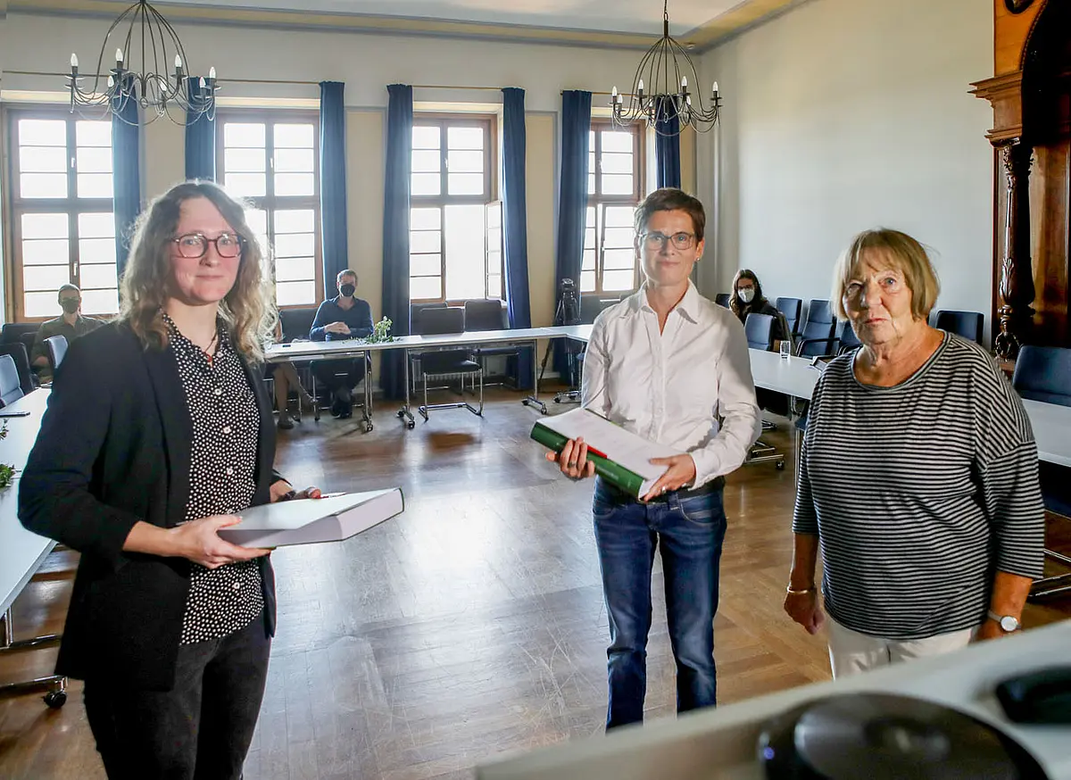 Bei der Verleihung des Barbara-Scholkmann-Förderpreises für Historische Archäologie am 11. Juli 2022 auf Schloss Hohentübingen (von links): Luisa Radohs, Katja Grüneberg-Wehner und Barbara Scholkmann.