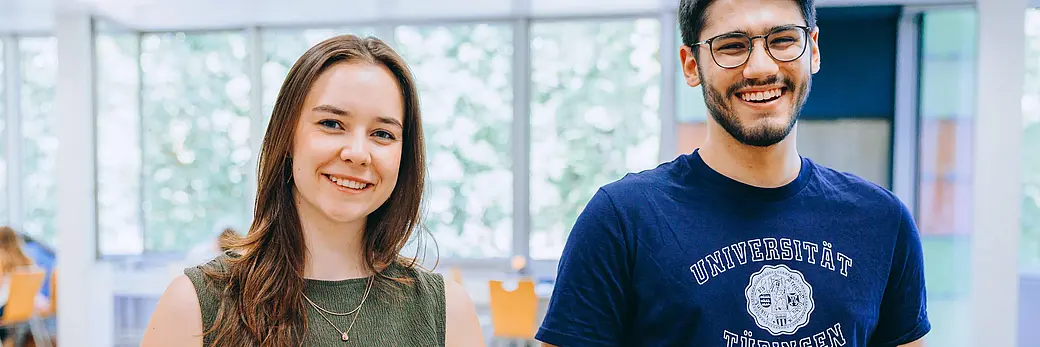 Two students wearing University of Tübingen T-shirts