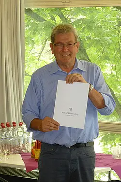 Oberbaurat Heinz Haas wurde bei seiner Verabschiedung mit der Universitätsmedaille in Bronze ausgezeichnet. Foto: Renate Nemrawa