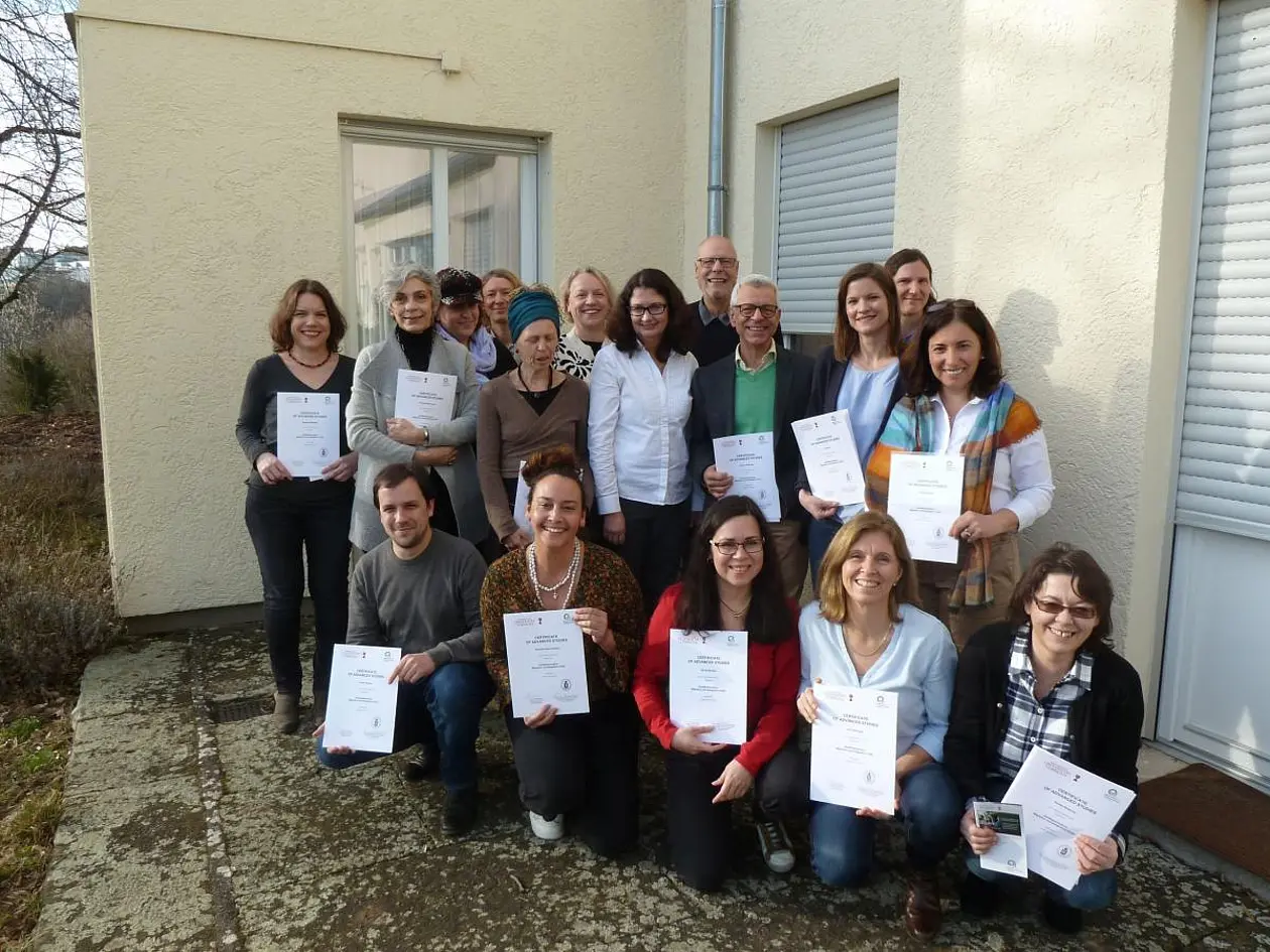 Gruppenbild mit Teilnehmerinnen und Teilnehmern des Zertifikatsstudiums „Migration und Integration“