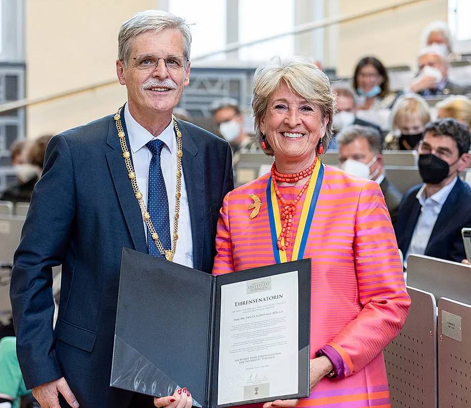 Rektor Prof. Dr. Bernd Engler (links) und Dr. Ursula Schwitalla, die neue Ehrensenatorin der Universität Tübingen