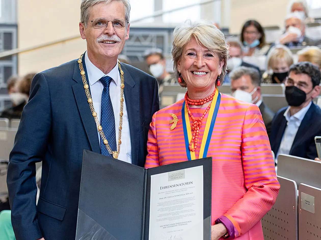 Rektor Prof. Dr. Bernd Engler ernannte Dr. Ursula Schwitalla zur neuen Ehrensenatorin der Universität Tübingen.