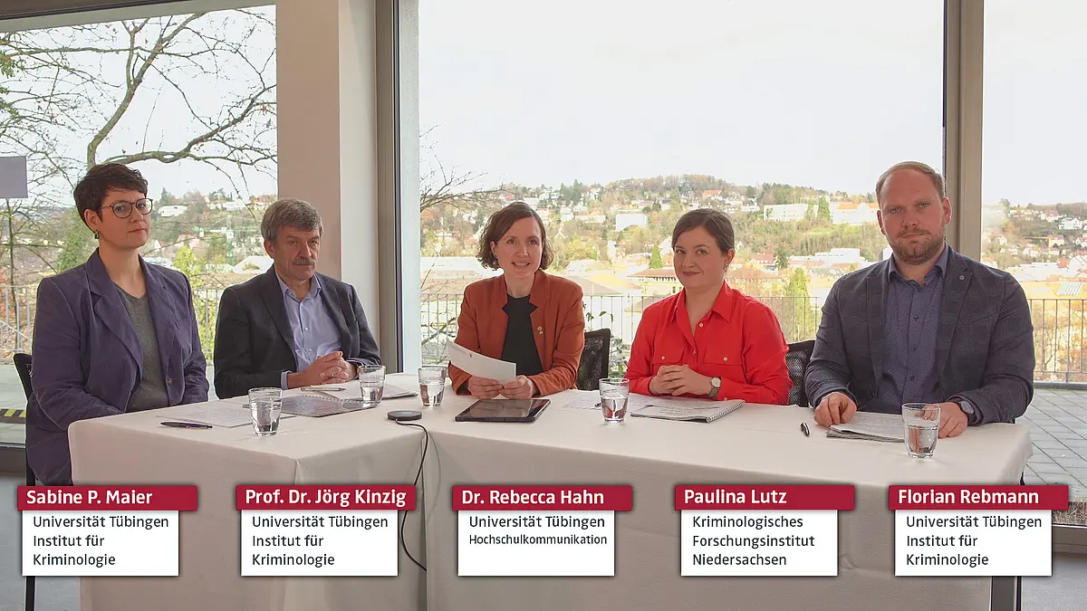 Die Forschenden bei der Pressekonferenz, moderiert von Dr. Rebecca Hahn: Sabine P. Maier, Prof. Dr. Jörg Kinzig, Paulina Lutz, Florian Rebmann (v.l.n.r.)