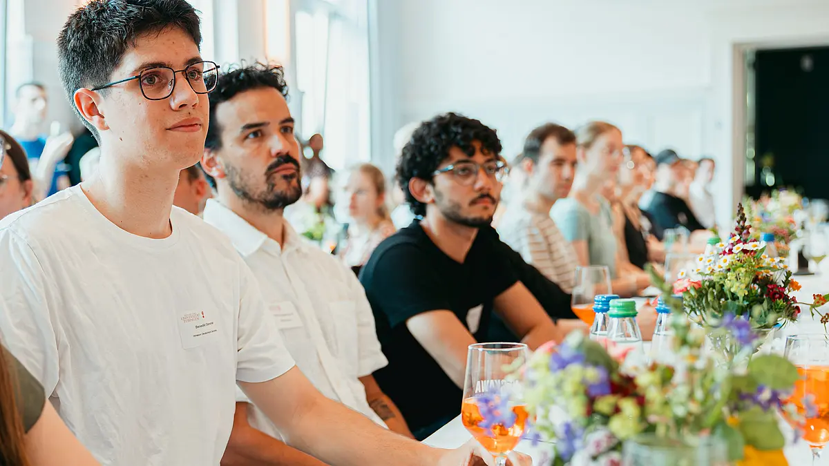 Studierende beim Festakt des Sommerfests