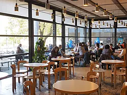 Der Brechtbau hat eine eigene Cafeteria.