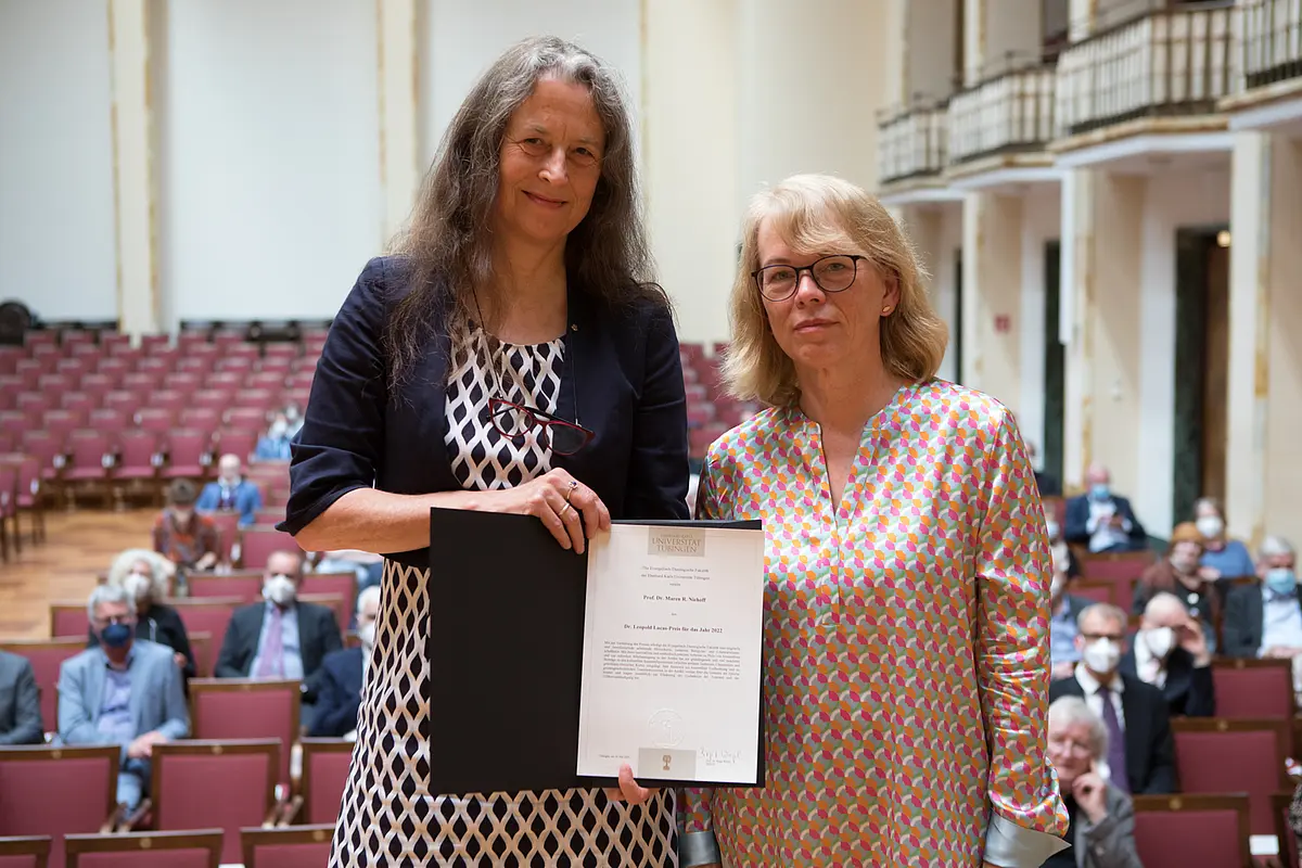 Das Foto zeigt Lucas-Preisträgerin 2022 Maren R. Niehoff (links) und Dekanin Birgit Weyel