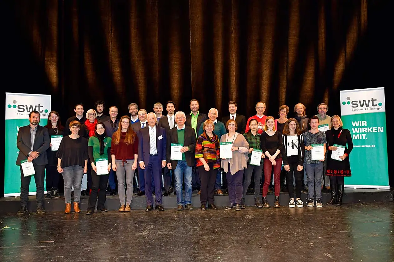 Die Preisträger des 4. swt-Umweltpreises gemeinsam auf der Bühne mit Tübingens Oberbürgermeister Boris Palmer, Geschäftsführern der Stadtwerke Tübingen und Jurymitgliedern. (Foto: swt/de Maddalena)