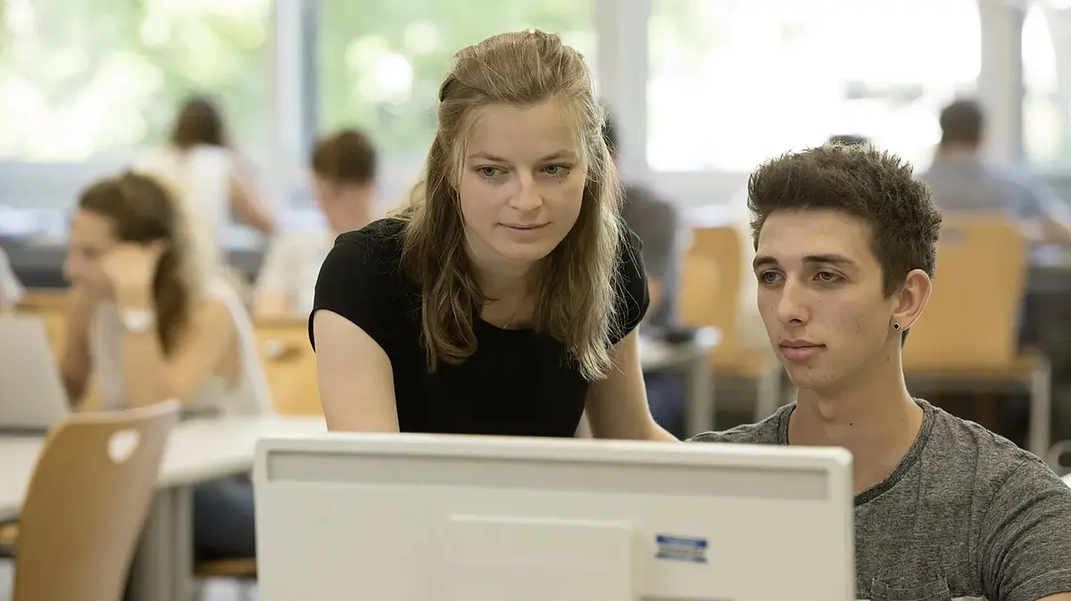Studentin hilft Student im Lernzentrum