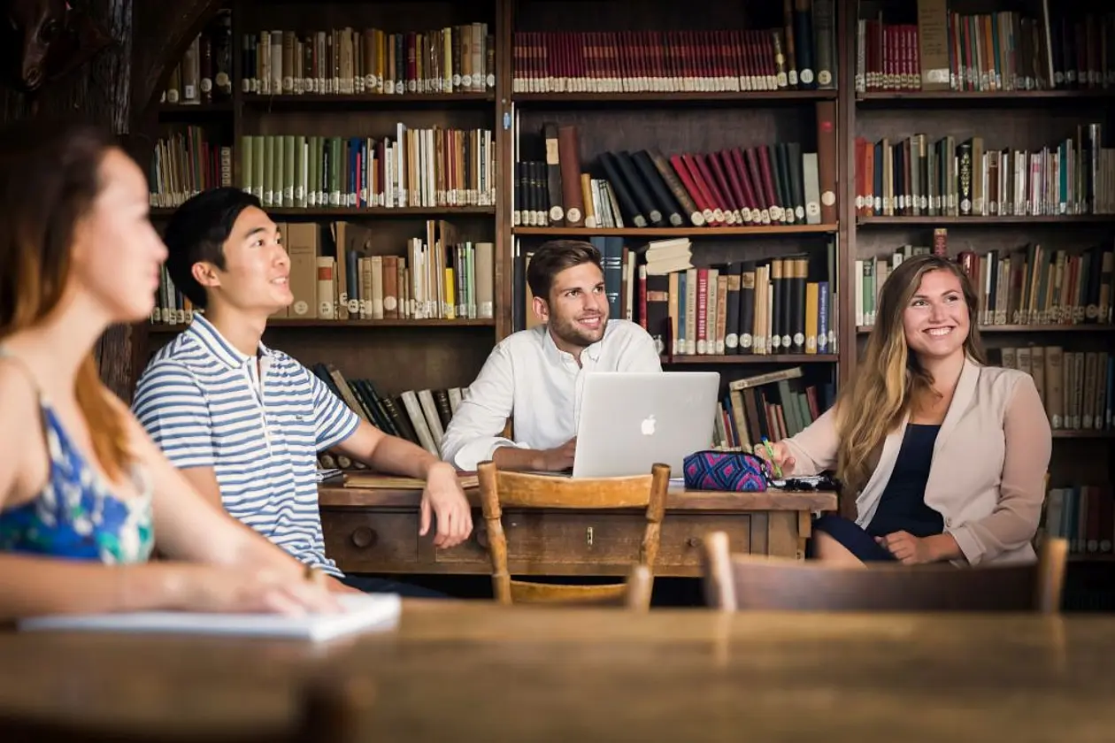 Studierende sitzen in der Bibliothek