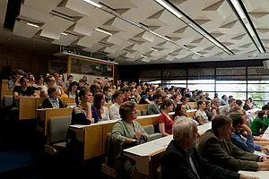 Drei Stunden lang wurde auf dem Podium und mit dem Publikum über Tiernutzung in der biomedizinischen Forschung diskutiert. Fotos: Jan Münster/Universität Tübingen
