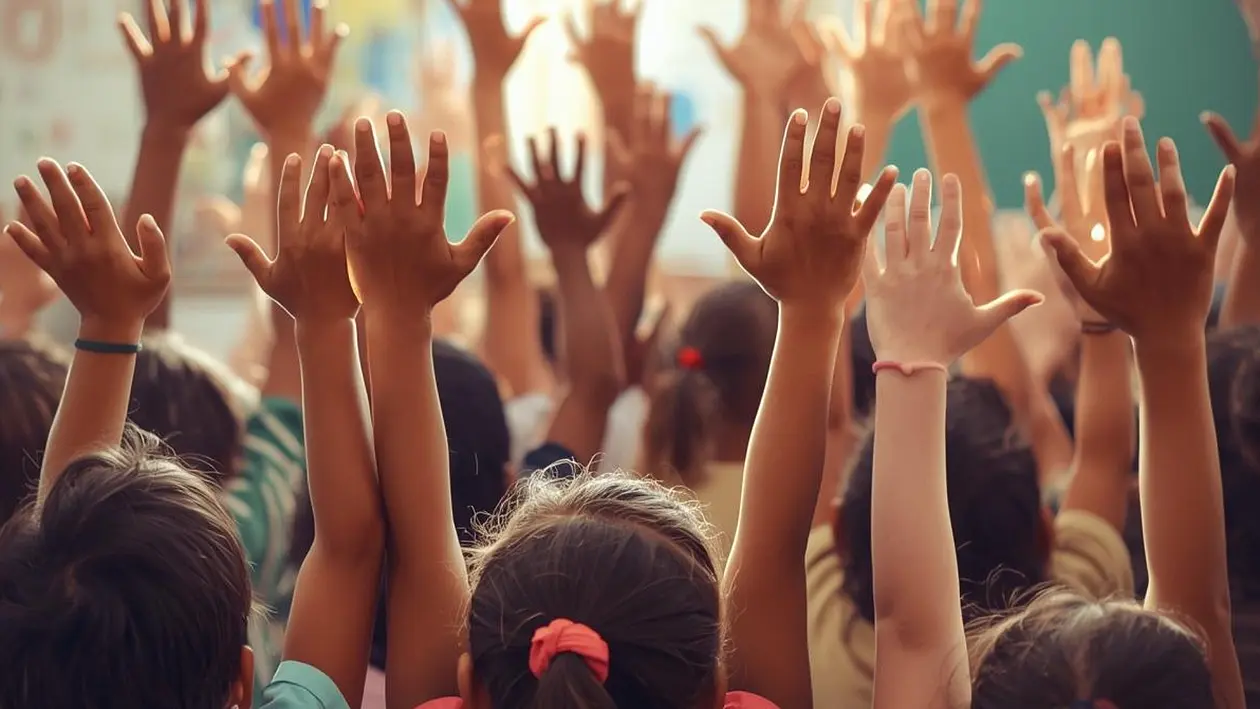 Foto von Kindern von hinten, die die Arme heben, um sich zu  melden